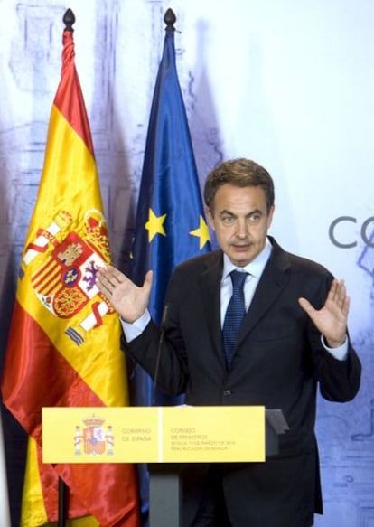 Zapatero,durante la rueda de prensa ofrecida después del Consejo de Ministros celebrado hoy en los Reales Alcázares de Sevilla.