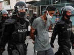 La policía traslada a un detenido de las protestas sociales en Cuba
