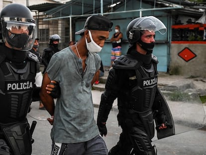 La policía traslada a un detenido en La Habana.