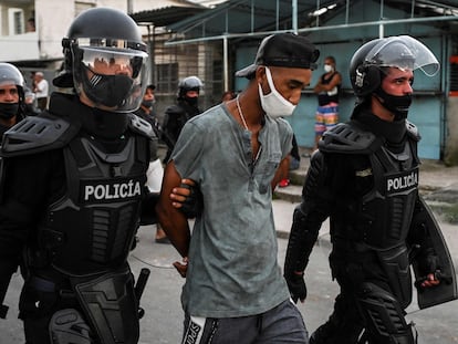 Policiais conduzem um homem detido nos protestos sociais em Cuba, em Havana, em 13 de julho.