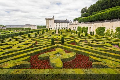 El <a href="https://www.chateauvillandry.fr/en/" target="_blank">Château de Villandry</a>, el último de los grandes castillos del Loira (Francia) edificado durante el Renacimiento, debe su fama a sus seis elegantes jardines franceses, concebidos como lienzos vegetales, cada uno con un tema y un diseño diferentes. Un plano cenital sobre el Huerto Decorativo revela, por ejemplo, un tablero de ajedrez multicolor; las plantas del Jardín Ornamental dibujan arpas, notas musicales, mariposas, corazones o abanicos; mientras que en el de Simples se cultivan hierbas aromáticas y medicinales. Están también el jardín del Agua, y el del Sol, y un laberinto convertido en la atracción favorita de los niños.