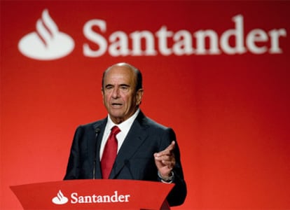El presidente del Santander, Emilio Botín, en la Junta General de Accionistas del banco celebrada en Santander.