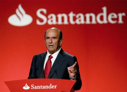 El presidente del Santander, Emilio Botín, en la Junta General de Accionistas del banco celebrada en Santander.