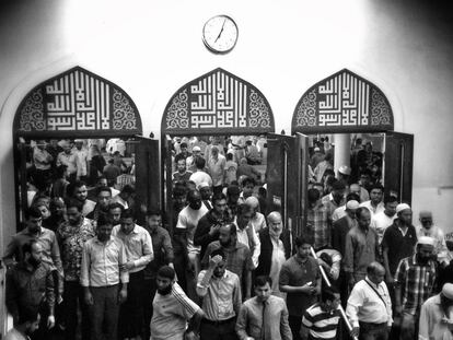 Los hombres abandonan la mezquita después de orar.