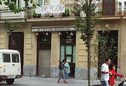 El Café del Boulevard, en el centro de San Sebastián, tuvo que cerrar por no cumplir la normativa de distancias ahora modificada.