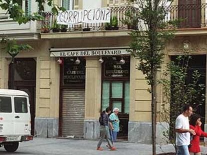 El Café del Boulevard, en el centro de San Sebastián, tuvo que cerrar por no cumplir la normativa de distancias ahora modificada.