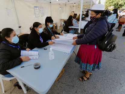 Votantes ecuatorianos, residentes en la Región de Murcia, ejercen su derecho al voto en el colegio electoral instalado en el Recinto Ferial (FICA) de Murcia, este domingo.