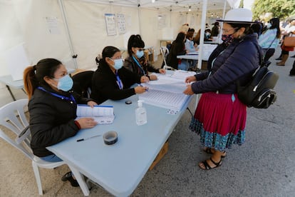 Votantes ecuatorianos, residentes en la Región de Murcia, ejercen su derecho al voto en el colegio electoral instalado en el Recinto Ferial (FICA) de Murcia, este domingo.