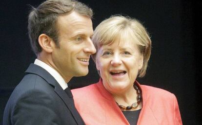 El presidente francés, Emmanuel Macron (izq.), y la canciller alemana, Angela Merkel (der.), conversan durante la Cumbre de la UE en Tallin este viernes.