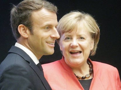 El presidente franc&eacute;s, Emmanuel Macron (izq.), y la canciller alemana, Angela Merkel (der.), conversan durante la Cumbre de la UE en Tallin este viernes. 
