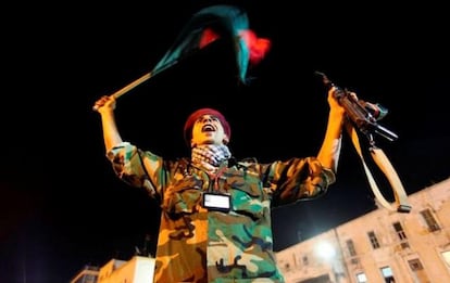 Un joven celebra en Bengasi la entrada de fuerzas rebeldes en Trípoli