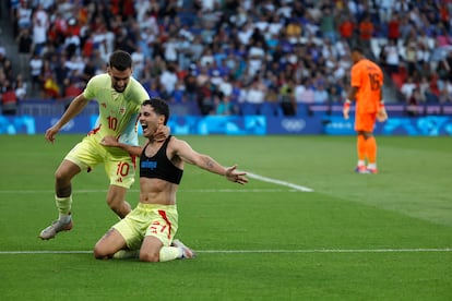 Sergio Camello y Álex Baena celebran el 3-5 en el partido que enfrentó a Francia y España por la medalla de oro en fútbol masculino, el viernes 9 de agosto.