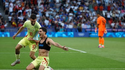 Sergio Camello celebra su segundo gol, el quinto de España