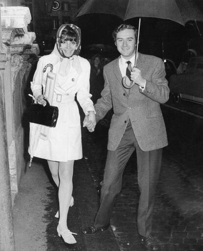 Con su segundo marido, Andrea Dotti, paseando bajo la lluvia por Via Condotti en 1969.