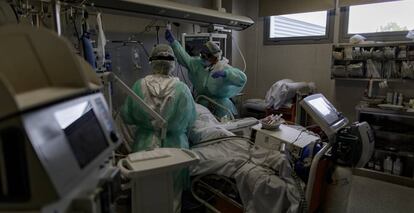 Personal sanitario atiende a un paciente ingresado en la UCI del Hospital Infanta Sofía, en San Sebastián de los Reyes (Madrid).