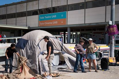 Activistas de 'End Fossil' ocupan la plaza de la UAB para exigir el fin del uso de combustibles fosiles.