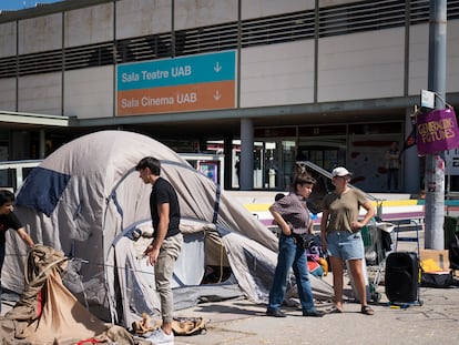 Activistas de 'End Fossil' ocupan la plaza de la UAB para exigir el fin del uso de combustibles fosiles.