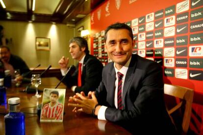Valverde, sonriente, tras anunciar Josu Urrutia su fichaje como entrenador del Athletic.