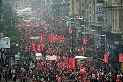 Cientos de miles de personas, contra la ley universitaria
Uno de los grupos más numerosos ha sido el de CC OO. Los líderes de las dos grandes centrales sindicales han estado presentes en la marcha. 
(LUIS MAGÁN)