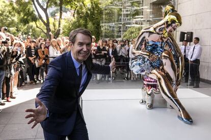 Jeff Koons posa para las cámaras frente a su "Bailarina sentada".