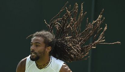 El tenista alemán Dustin Brown, en una acción del partido frente al serbio Dusan Lajovic, durante la segunda ronda del Torneo de Wimbledon, Londres, Reino Unido.