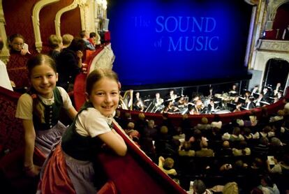 Dos ni&ntilde;as en una representaci&oacute;n de &quot;Sonrisas y l&aacute;grimas&quot; en el teatro municipal de Salzburgo.