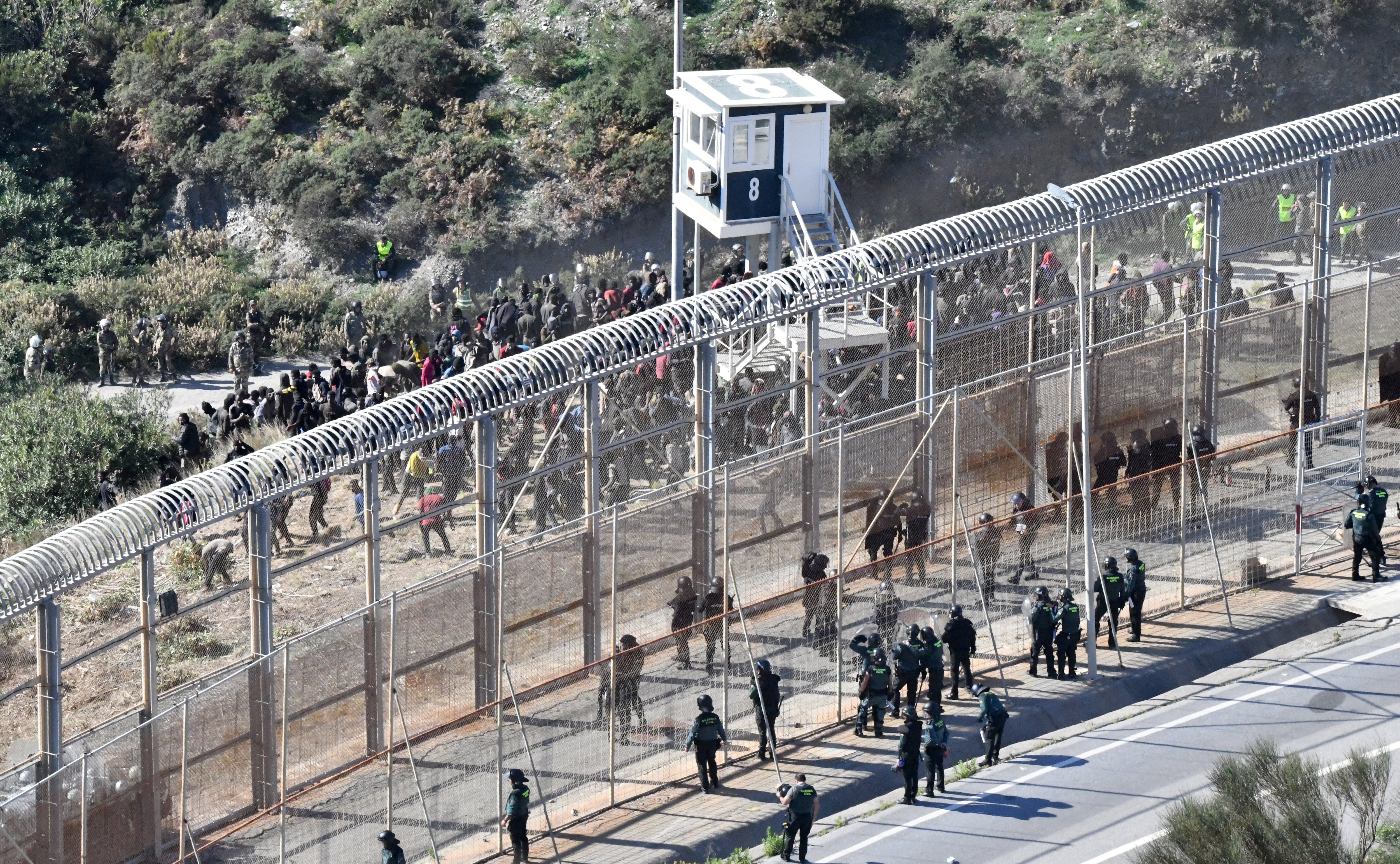 Un grupo de subsaharianos se concentra junto a la valla de Ceuta en noviembre de 2023.