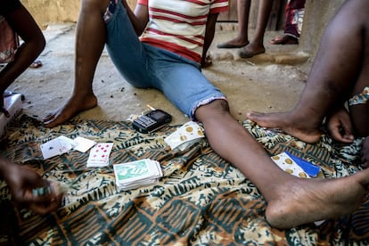 En el área de Monikera, las niñas descansa durante el día y juegan a las cartas. Cecilia, una ex trabajadora sexual voluntaria de MSF distribuye preservativos a estas chicas. 
