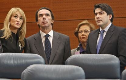 Rosa Posada, con Cifuentes, Aznar y Pérez, en una fotografía de 2010.