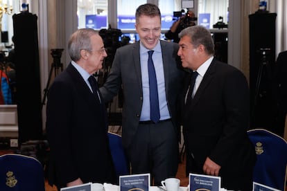 (Left to right): Florentino Pérez, Bernd Reichart, CEO of A22 Sports Management, and Joan Laporta, during an informative breakfast on the Super League held on December 16 in Madrid.