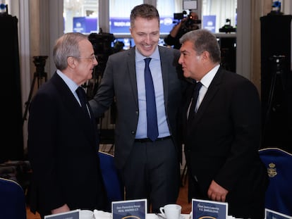 Desde la izquierda, el presidente del Real Madrid, Florentino Pérez; el CEO de la Superliga, Bernd Reichart; y el presidente del Barça, Joan Laporta, este viernes en el Hotel Ritz, en Madrid.