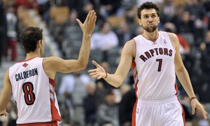 Calderón y Bargnani celebran una canasta.