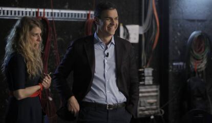 Pedro Sánchez, candidato del PSOE a las elecciones, este martes, con su directora de Comunicación, Verónica Fumanal, en la cadena de televisión Cuatro.