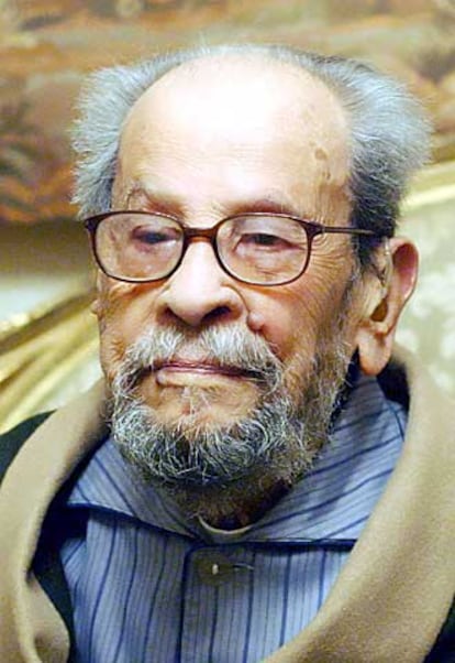 Foto de archivo del escritor egipcio y Premio Nobel de literatura Naguib Mahfuz.