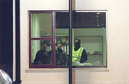 Agentes de la Guardia Civil registraban ayer las instalaciones del periódico <i>Egunkaria</i>.