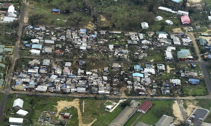 Vista aérea de Port Vila (Vanuatu) tras el paso del ciclón Pam, donde las autoridades y organizaciones humanitarias que trabajan sobre el terreno luchan por llegar a las zonas más remotas para ayudar a los supervivientes.