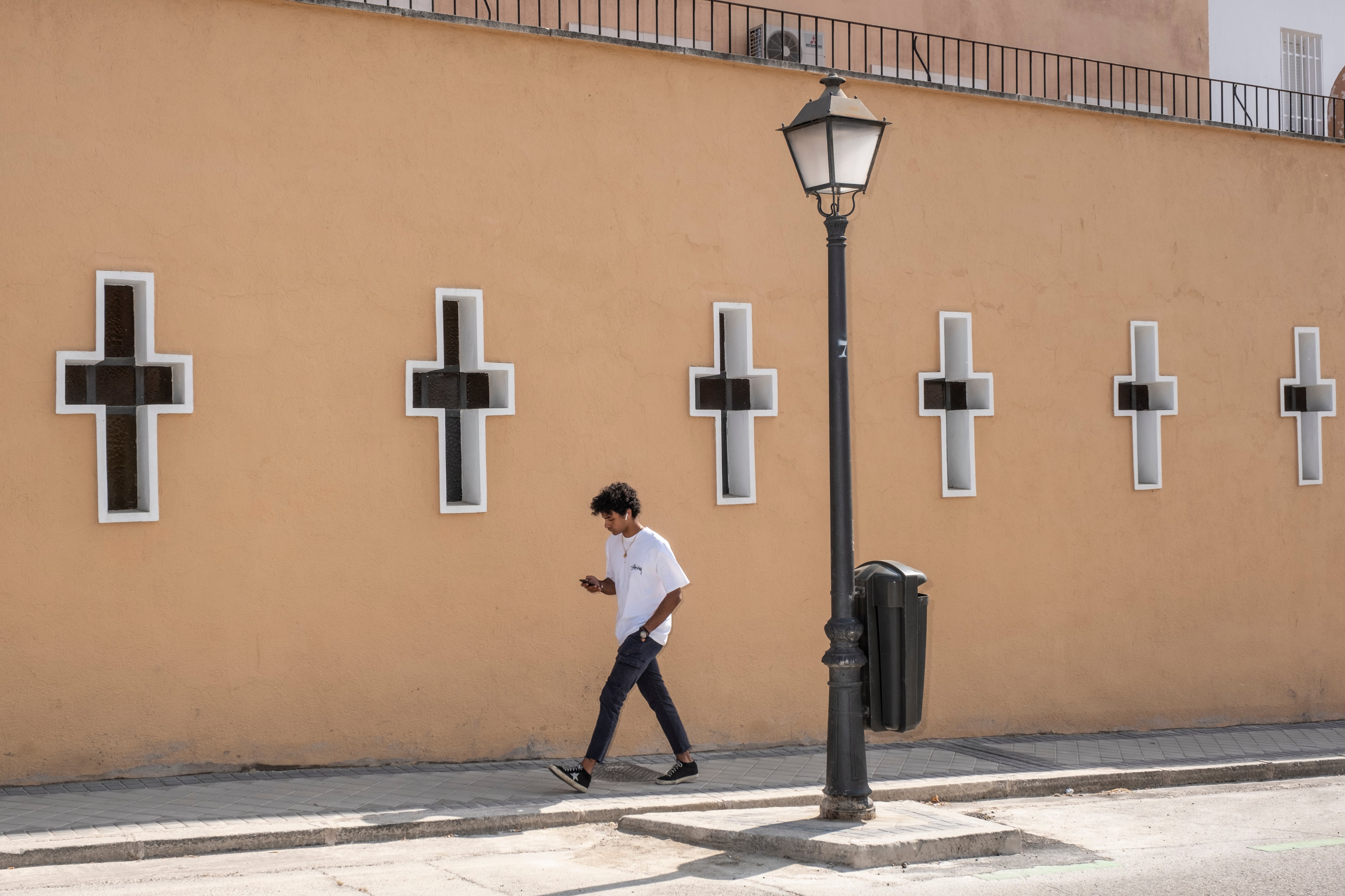 Un joven pasea por una calle de la colonia Metropolitano. 