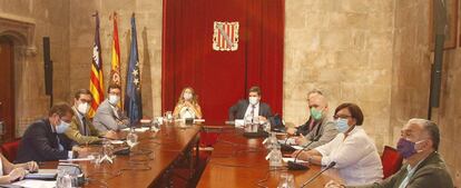 Celebración de la Mesa de diálogo social en la sede de la Presidencia del Govern balear, en Palma de Mallorca.