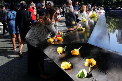 Una mujer llora sobre uno de los nombres de las víctimas en el memorial del 11-S, dos gigantescas fuentes construidas en la base de lo que alguna vez fueron las Torres Gemelas.