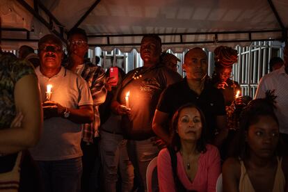 Asistentes a la misa para honrar la memoria del m¨²sico y l¨ªder social Lisandro Vallecilla, quien fue miembro de la agrupaci¨®n Canal¨®n de Timbiqu¨ª, en Cali, el 23 de agosto del 2023.