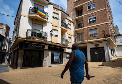 Una bandera LGTBI en el balcón de un domicilio en Nàquera, en una imagen tomada el pasado miércoles.