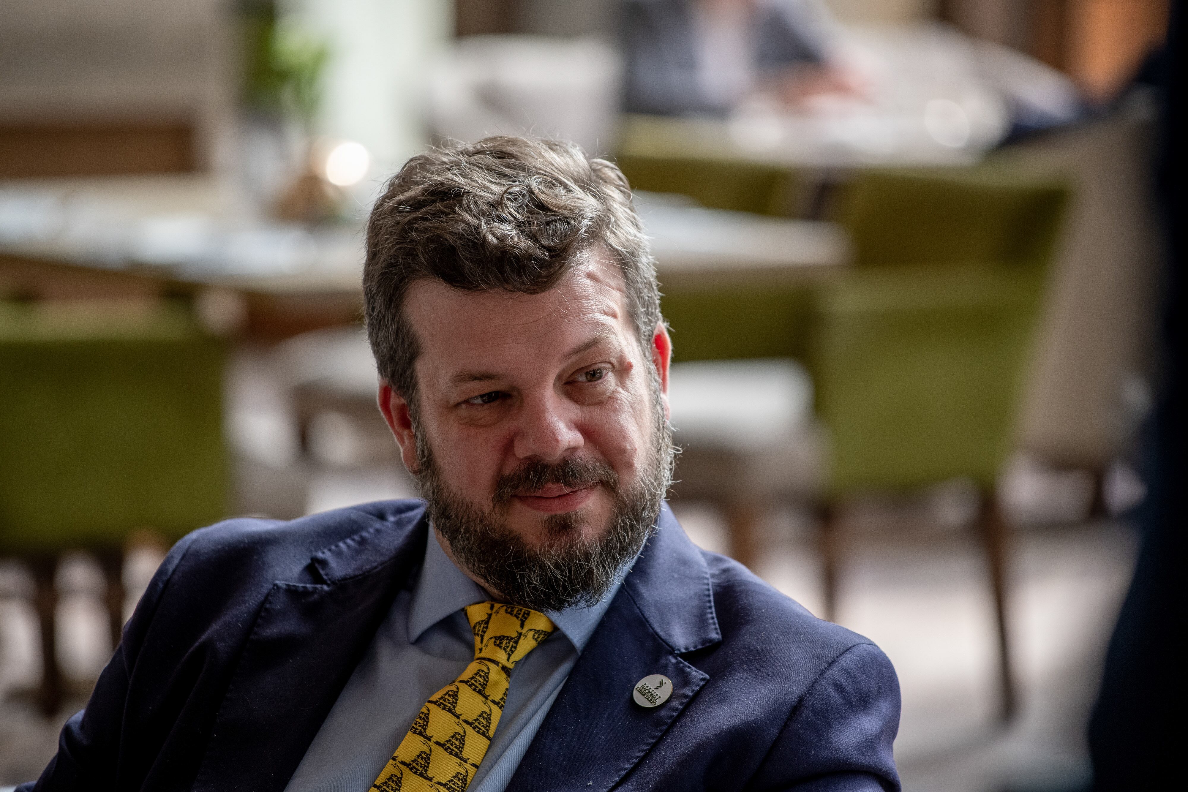 Johannes Kaiser, el candidato presidencial de la extrema derecha chilena, dice que apoyaría un nuevo golpe de Estado