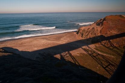 El Pacific Surfliner, un vuelo raso por la costa californiana. Subirse al Surfliner, que discurre entre la frontera de San Diego y San Luis Obispo, es una buena forma de iniciarse en California, en su poblamiento y su idiosincrasia. Con un papel aún secundario frente a la ruta en vehículo privado, sin estar siquiera electrificada, la línea pasa por varias de las mecas del surf y permite apearse en el Downtown de Los Ángeles. También reescribe el Camino Real de California, aquella ruta, hoy repleta de ‘santos’, que fue abierta por los franciscanos en nombre de la fe y de los Borbones en su avance al norte desde la entonces llamada Nueva España. Estas costas habían sido exploradas por Juan Rodríguez Cabrillo (en 1543), Sebastián de Vizcaíno (1602) y tal vez en 1579 por el pirata Francis Drake. En Los Ángeles también se pueden tomar trenes de largo recorrido como el Coast Starlight, que sigue rumbo norte hacia Seattle, o el California Zephyr, que atraviesa el mapa hacia la ciudad de Chicago.