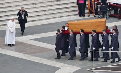 El papa Francisco preside la misa funeral por el papa emérito Benedicto XVI en la Plaza de San Pedro, el 5 de enero de 2023.