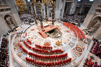 Interior de la basílica de San Pedro durante la homilía en la misa 'Pro Elegendo Pontifice', este miércoles, antes del inicio del cónclave en el Vaticano.
