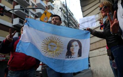Seguidores de Cristina Fernández de Kirchner esperan la salida de la expresidenta de su casa de Buenos Aires, antes de declarar el lunes en la llamada 