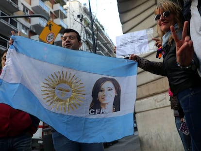 Seguidores de Cristina Fernández de Kirchner esperan la salida de la expresidenta de su casa de Buenos Aires, antes de declarar el lunes en la llamada 