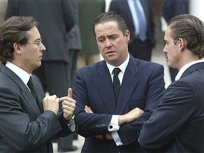De izquierda a derecha, José, Fernando y Luis Masaveu, en el funeral de su padre.