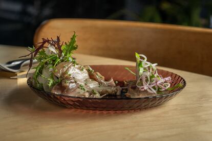 Plato de oreja y lengua escabechadas, parte de los 'Entremeses de casquero', del restaurante Brutalista.
