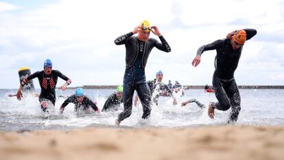 Varios atletas salen del agua durante la prueba del Campeonato del Mundo de Triatlón celebrada en Sunderland el 30 de junio.